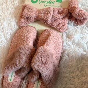 Honeydew Intimates Pink Fuzzy Gift Set bedtime essentials slipper set